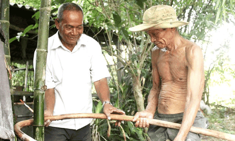 Ông Ca Ri No hơn 50 năm chế tác nhạc cụ dân tộc Khmer