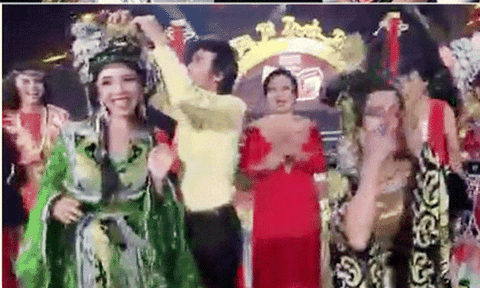 Hoài Linh tái hiện sự cố trao nhầm vương miện HHHV