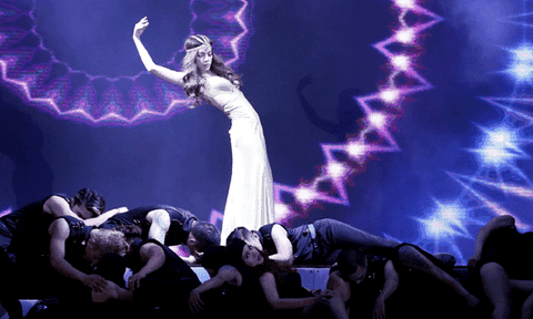 "Destiny là cái gì vậy con? Sao tên bài hát là tiếng Anh?" 