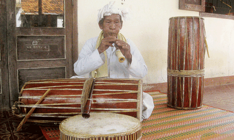  Ông Thiên Sanh Thềm “nặng lòng” với nhạc cụ Chăm