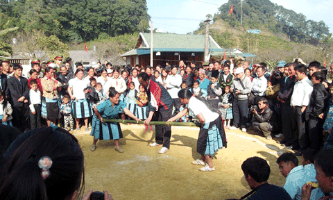 Rủ nhau đi đón tết sớm cùng bà con người Mông