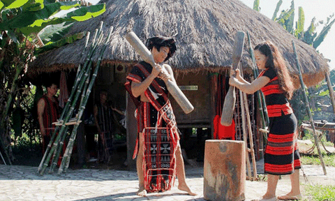 Người Tà Ôi dạy con cháu bằng dân ca