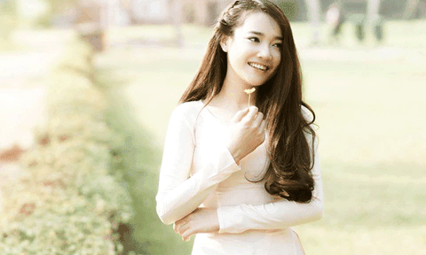 Nhã Phương kể thời 'thiếu trước hụt sau', cha không nhìn mặt