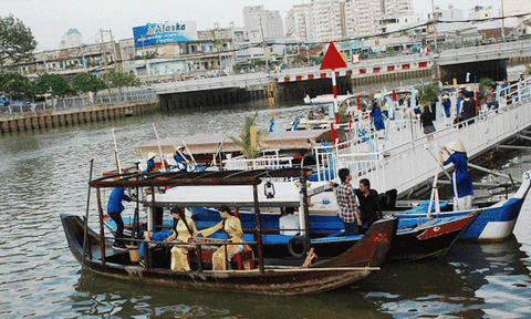 Du thuyền trên dòng sông uốn khúc