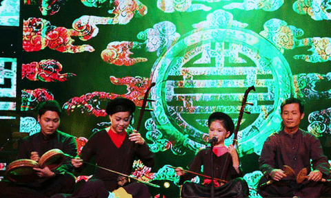 "Thần đồng hát xẩm" Thái Bình vẫn được mẹ... bón ăn