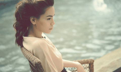 Facebook Hà Hồ 'bốc hơi' và đổi chiều thông tin cũ