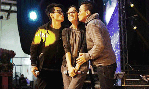 Thu Phương ngượng ngùng nhận nụ hôn từ hai 'trai đẹp'