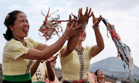 Phụ nữ Thái ném còn tìm duyên