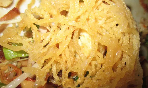 Độc đáo món hủ tiếu chiên vàng ở Cái Răng
