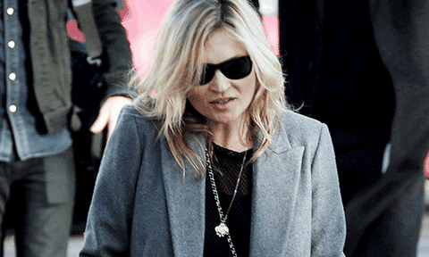 Siêu mẫu Kate Moss chống nạng sau cú ngã ở Thụy Sĩ 