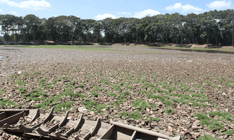 Ao nổi tiếng miền Tây cạn trơ đáy, du khách sững sờ