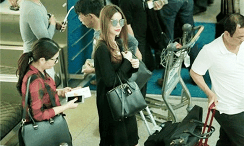 Hồ Ngọc Hà sành điệu sang Singapore giữa 'tâm bão Chu Đăng Khoa'