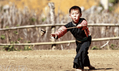 Thắm tình đoàn kết qua trò đánh quay của người Mông
