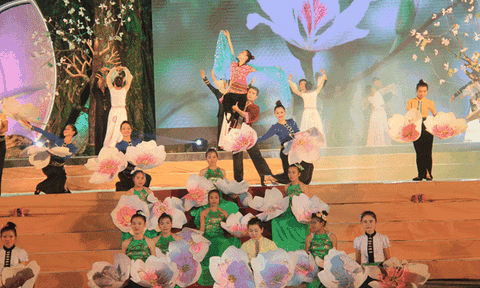 Lên Điện Biên, vui lễ hội Hoa ban