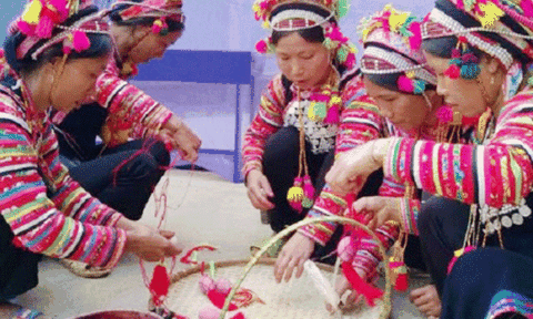 Tại sao người La Hủ có trứng đỏ?