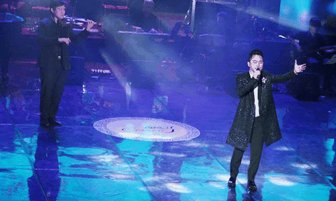 Tùng Dương "rút ruột" trong đêm Concert Mùa yêu thương còn mãi