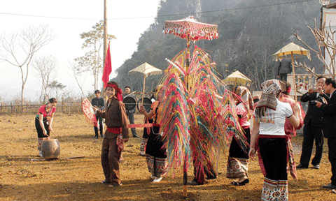 Lễ hội Hang Bua và chuyện tình nàng Ni