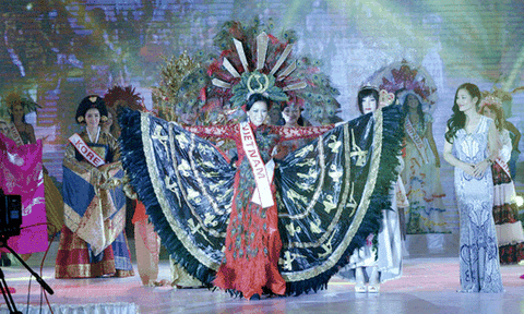 Áo dài giúp Kelly Trang Trần đoạt giải tại Mrs World 2016 