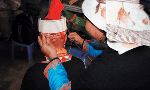 Phụ nữ Dao đỏ nhổ tóc làm... đẹp