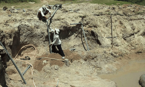 Dân vùng khô hạn nghĩ đủ "chiêu" giữ nước