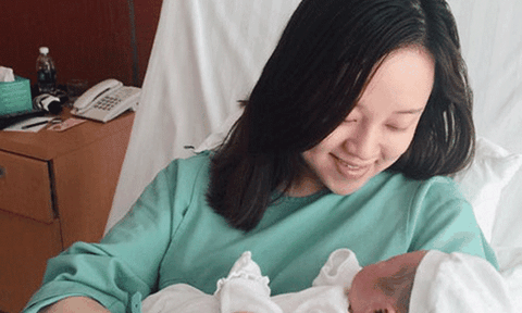 Bạn gái cũ Mạc Hồng Quân lần đầu khoe ảnh con trai