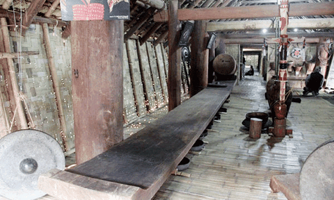 Về chiếc ghế K’Pan kê vách phía Tây cầu sung túc