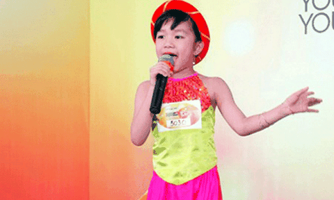 “Thần đồng hát xẩm” Võ Hương Giang đem nghệ thuật truyền thống vào bệnh viện