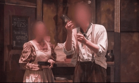  Bất ngờ bị cắt cổ thật ngay trên sân khấu 