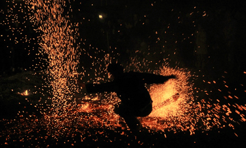 Về “Ngôi nhà chung” xem đồng bào Dao nhảy lửa