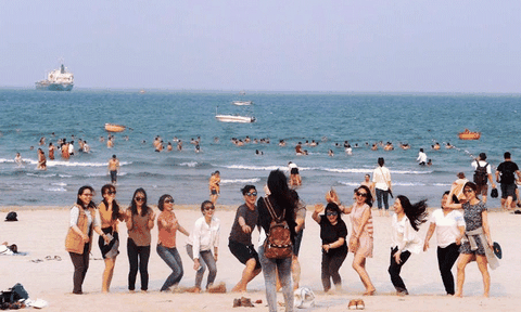 Nắng gần 40 độ C, dân Đà Nẵng đổ xô ra biển "giải nhiệt"