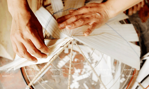 Thế hệ trẻ Phú Châu phát huy nghề làm nón lá