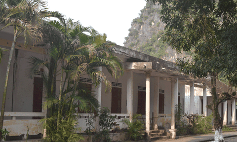 Trường học xuống cấp, học sinh “học nhờ” ở nhà kho UBND xã