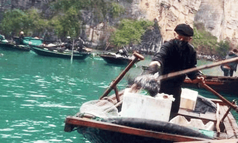 Chuyện về ông lão vớt rác ở Vung Viêng