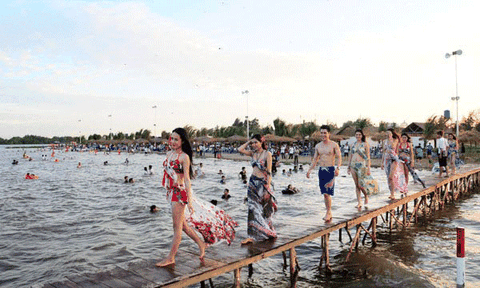 Diễn bikini cực nóng bỏng tại Lễ hội biển lớn nhất ĐBSCL