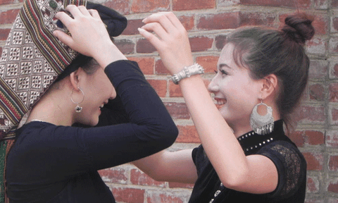 Ngẩn ngơ ngắm thiếu nữ mặc sắc phục Thái bên thành cổ Vinh