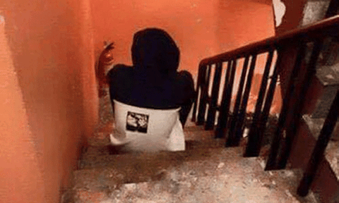  Bức ảnh Xiumin ngồi thu lu ở cầu thang quán ăn khiến các fan EXO đau lòng