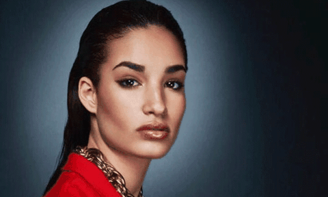  Lo nghe nhạc, người mẫu bị tàu hỏa tông chết 