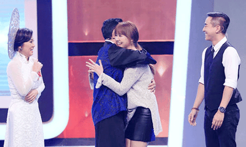  Trấn Thành nổi ghen khi thấy Hari Won bị ôm ấp