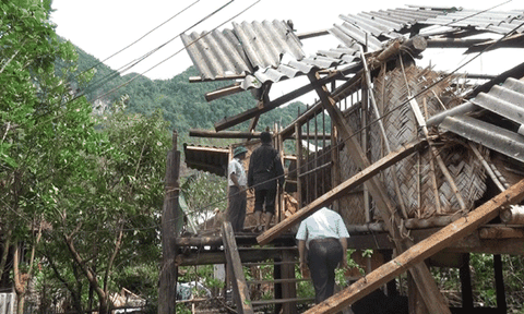 Nghệ An: Hơn 200 ngôi nhà bị lốc xoáy làm tốc mái, sụp đổ