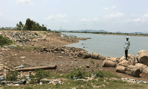 Phường Quảng Phong: Sạt lở bờ kè gây xói mòn, ngập mặn nghiêm trọng 