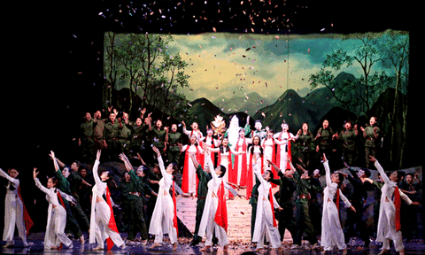 Phổ biến vở Nhạc kịch “Lá đỏ”