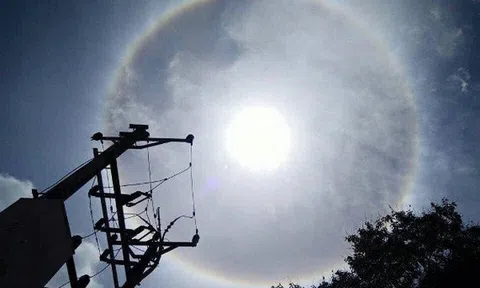 Xuất hiện vầng sáng lạ “ôm” trọn mặt trời ở Điện Biên