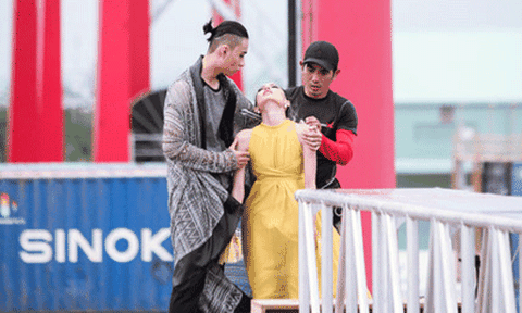 “Nấm lùn” Fung La khóc ngất ngay tại thử thách độ cao Top Model 2016