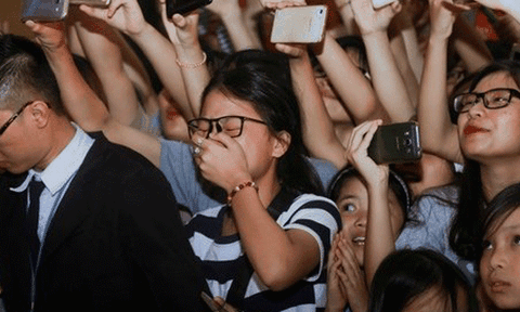 Fan khóc hết nước mắt trong show diễn cuối của 365