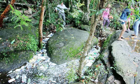 Kiên Giang: Suối Đá Bàn ngập rác