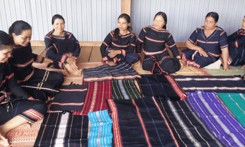 Nghệ nhân Jrai-Người khiến hoa văn "nhảy múa"