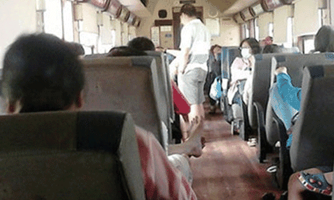 Tàu lửa Phan Thiết - Sài Gòn chết máy, tuyến đường sắt Bắc Nam tê liệt