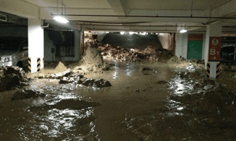 TP HCM: Sập hầm chung cư, hàng chục xe máy bị bùn chôn vùi