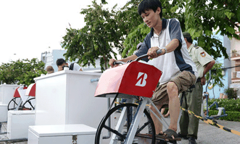 Những chiếc xe đạp “tập thể dục lọc nước” bên bờ kênh Nhiêu Lộc