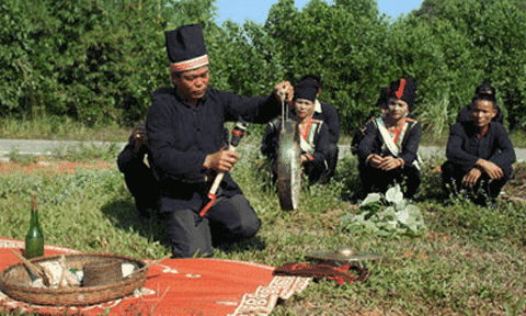 Lão nông tâm huyết vực dậy văn hoá Khơ Mú
